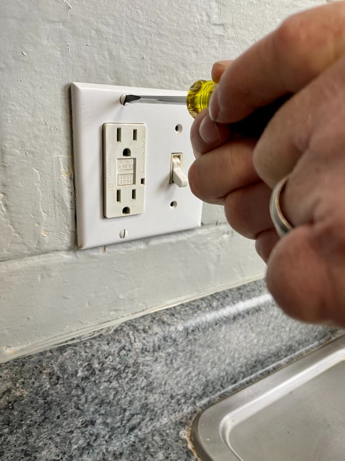 What Is the Difference Between A GFCI Outlet and A Regular Outlet?